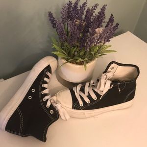 CLASSIC CANVAS UNISEX SHOES 🥰